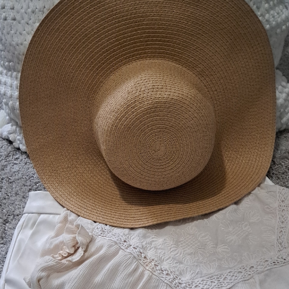 Old Navy Straw Floppy Sun Hat in Tan